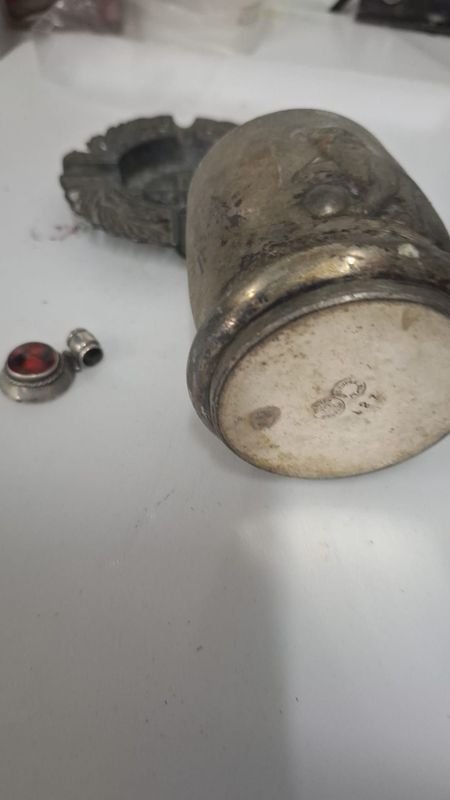 Cenicero y Jarrito Metálico con Colgante