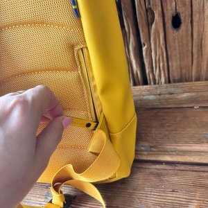 Mochila Gastón Luga Amarilla Impermeable para Notebook - imagen 9