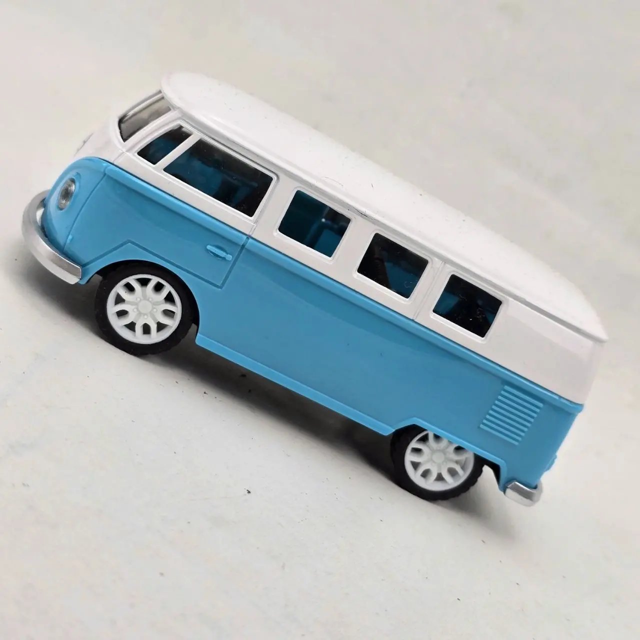 Auto a Escala Metálico Volkswagen Kombi Azul y Blanco