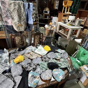 Lote siguiente: Lote de Ropa y Accesorios con Estampado Tropical