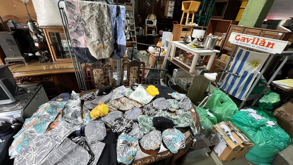 Lote de Ropa y Accesorios con Estampado Tropical