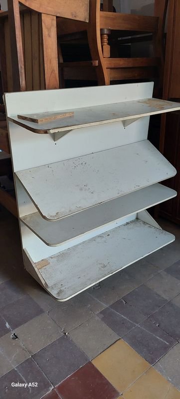 Estante de madera para comercio en buen estado