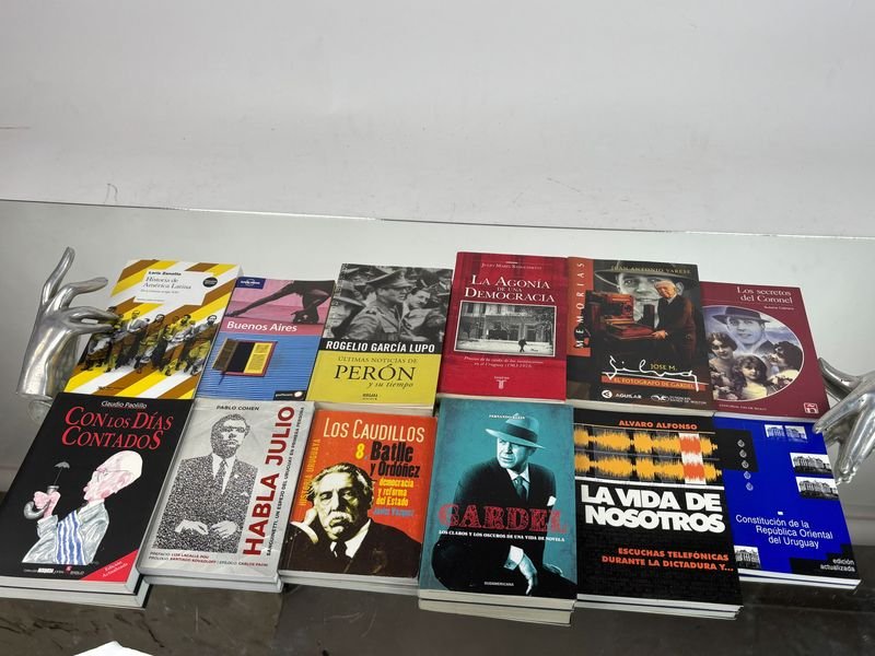 Colección de libros sobre historia y política - imagen 2