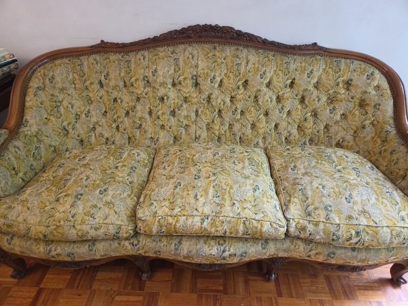 Sillón de estilo Luis XV con respaldo capitoneado y estructura esculturada - imagen 4