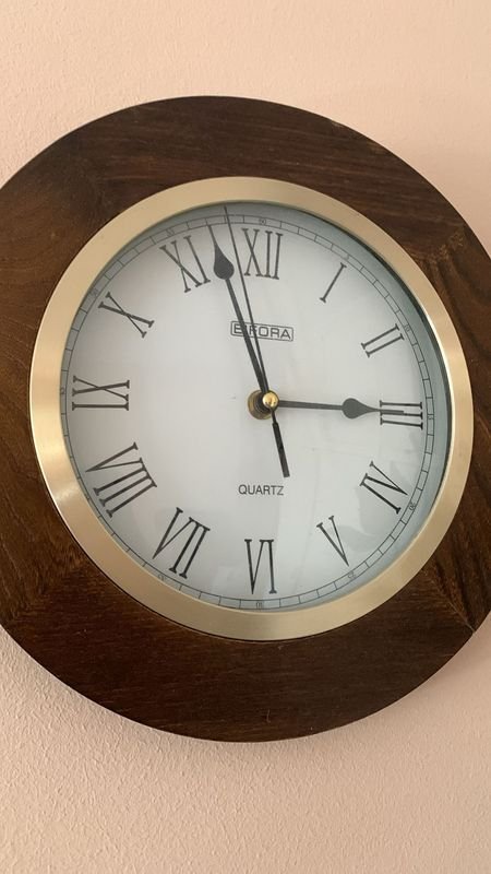 Reloj de pared circular de madera con movimiento de cuarzo - imagen 2