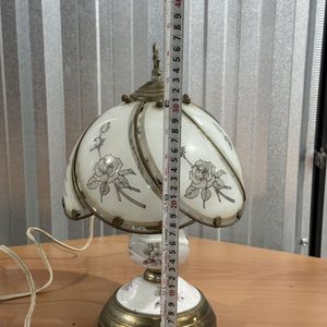 Lámpara de Mesa Clásica Vintage con Vidrio Esmerilado y Diseño de Rosas - imagen 8