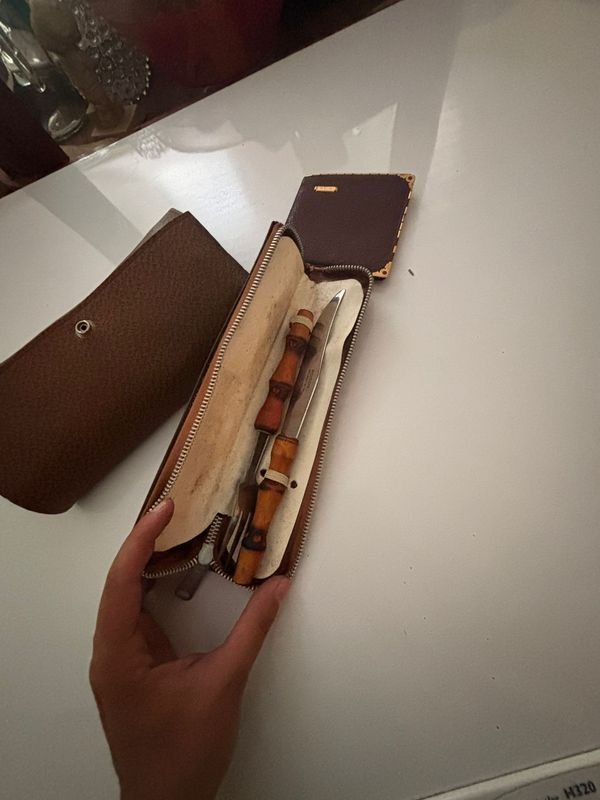 Conjunto de Cuchillo, Tenedor y Kit de Tocador en Estuche de Cuero - imagen 2