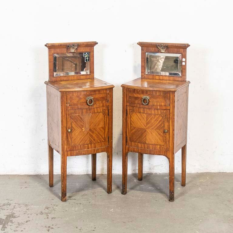 Lote siguiente: Mesitas de luz inglesas con marquetería y bronce