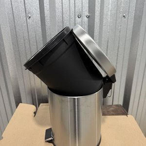 Cesto de Basura de Acero Inoxidable con Pedal y Tapa Hermética - imagen 4