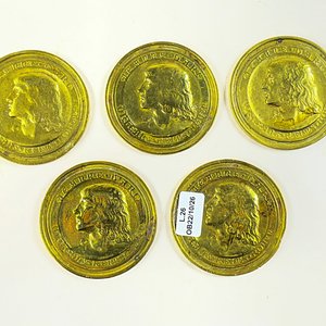 Conjunto de Cinco Posavasos Redondos en Bronce con Perfil Clásico - imagen 2