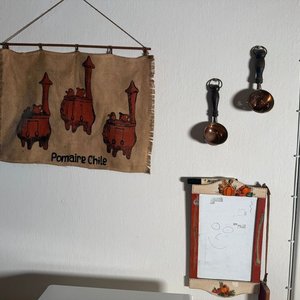 Lote anterior: Set de Objetos Decorativos: Lienzo "Pomaire Chile" y Cazoletas de Cobre