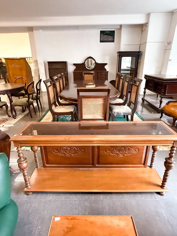 Mesa de arrimo antigua de madera con tapa de vidrio y sillas de comedor - imagen 1