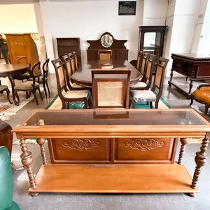 Lote anterior: Mesa de arrimo antigua de madera con tapa de vidrio y sillas de comedor