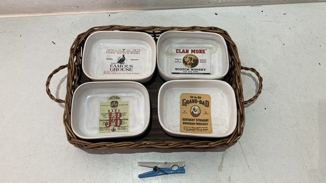 Lote siguiente: Cajas de Copetineros con Marcas de Whisky