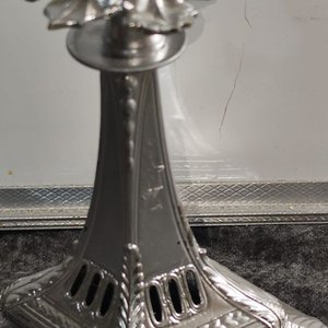 Porta Velas de Metal Plateado Estilo Clásico - imagen 3