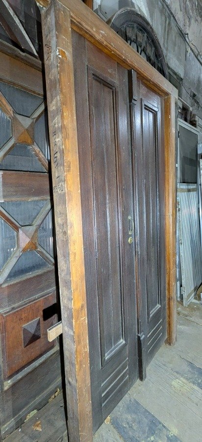 Puerta antigua de frente con panelado de cedro y llaves - imagen 4