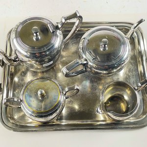 Cinco piezas de servir en metal (alguna abolladura) tetera, cafetera, azucarero y lechera - imagen 2