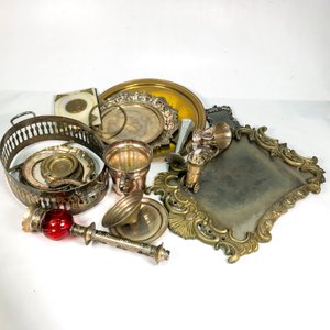 Lote de Metal Vintage: Posafuentes, Candelabro, Bandejas y Más - imagen 1