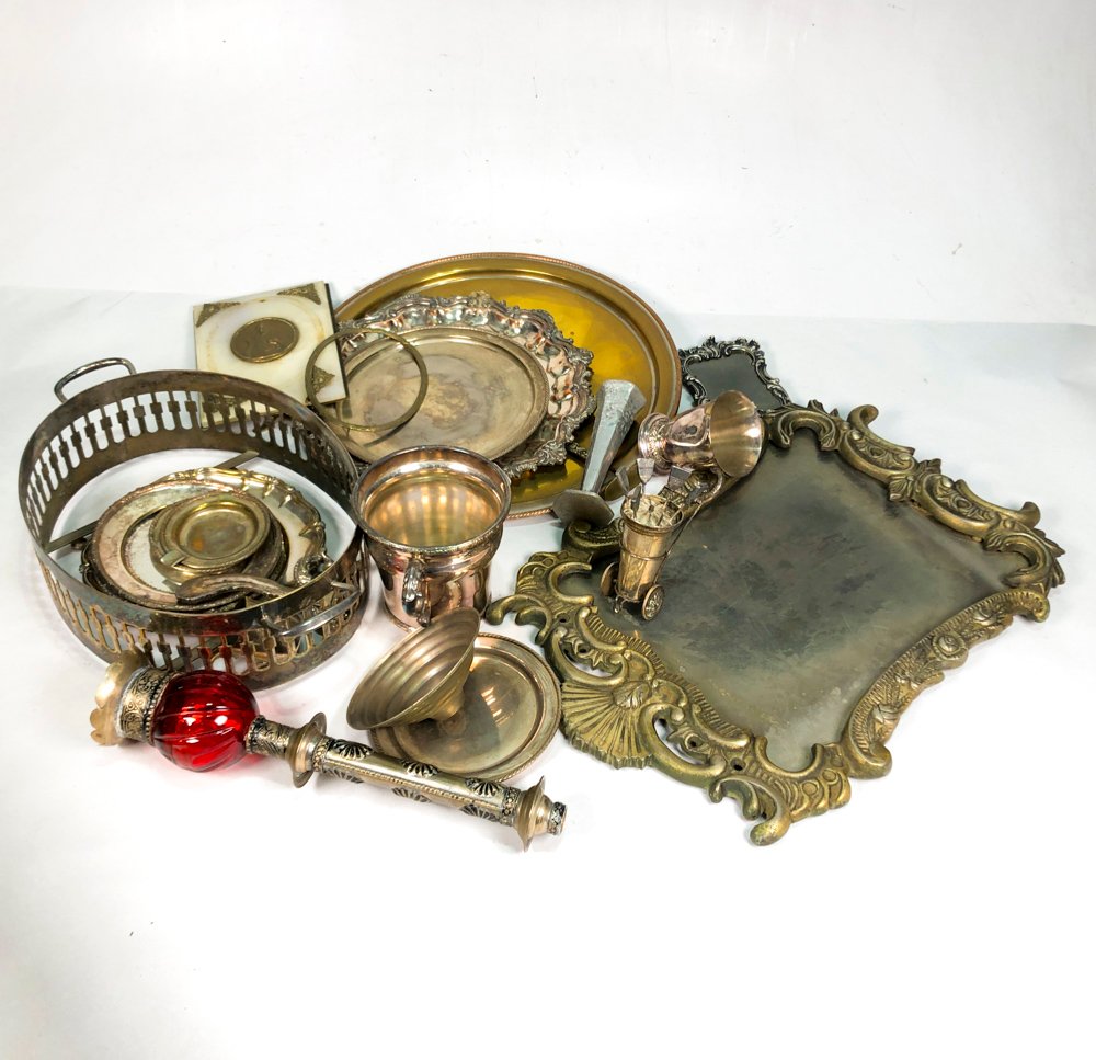 Lote de Metal Vintage: Posafuentes, Candelabro, Bandejas y Más