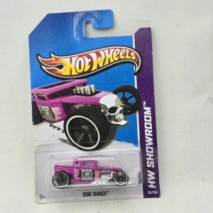 Lote siguiente: Hot Wheels Bone Shaker Rosa Edición HW Showroom