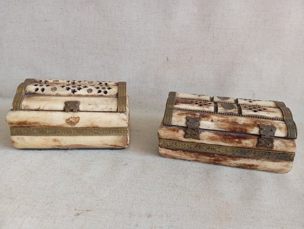 Dos alhajeros estilo baúl de madera tallada - imagen 2