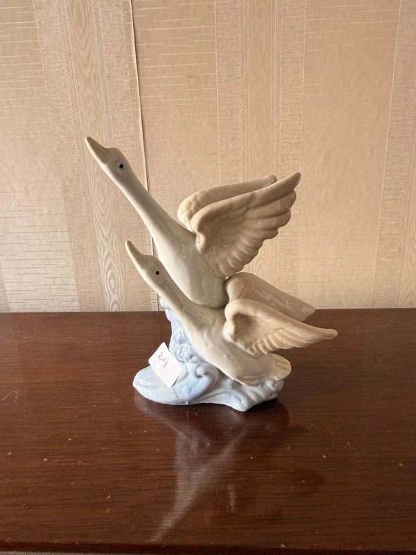 Figura Decorativa de Cisnes en Cerámica - imagen 1