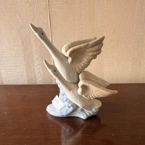 Figura Decorativa de Cisnes en Cerámica - imagen 1