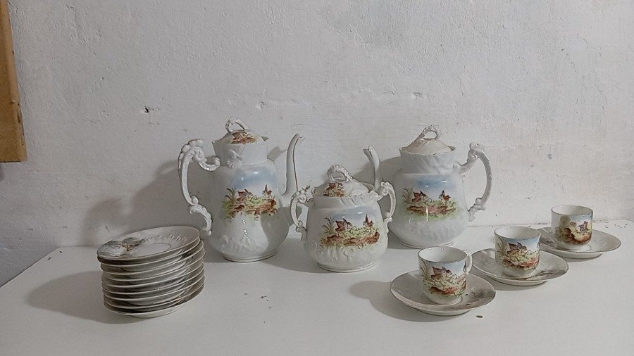 Lote siguiente: Juego de té de porcelana antigua con motivos decorativos rurales