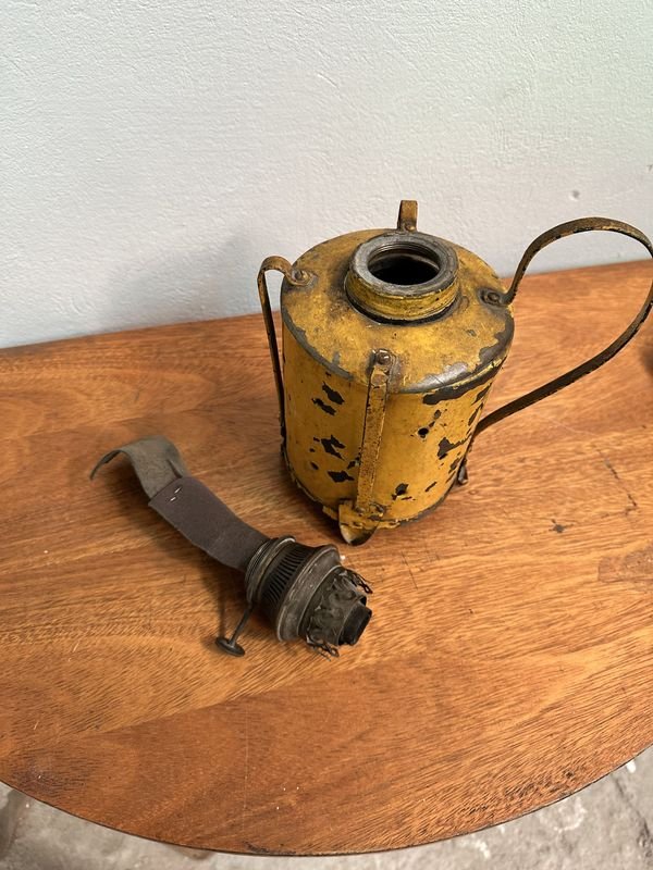 Farol de Queroseño - Vaso de Metal Amarillo con Manija y Espuela - imagen 5