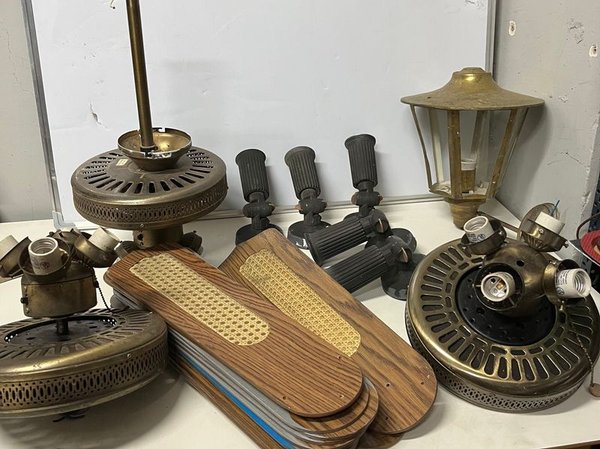 Lote de 3 Ventiladores de Techo para Armar con 12 Tulipias de Vidrio y Apliques de Luz - imagen 1