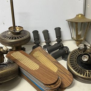 Lote siguiente: Lote de 3 Ventiladores de Techo para Armar con 12 Tulipias de Vidrio y Apliques de Luz