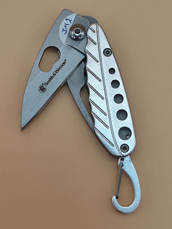 Navaja Smith & Wesson con accesorios - imagen 1