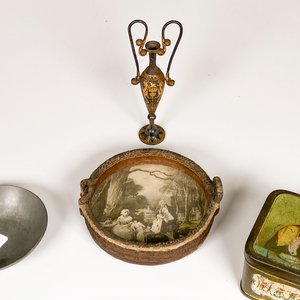 Lote de 8 piezas: Ánfora decorativa, caja antigua, termómetro, figuras y más - imagen 6