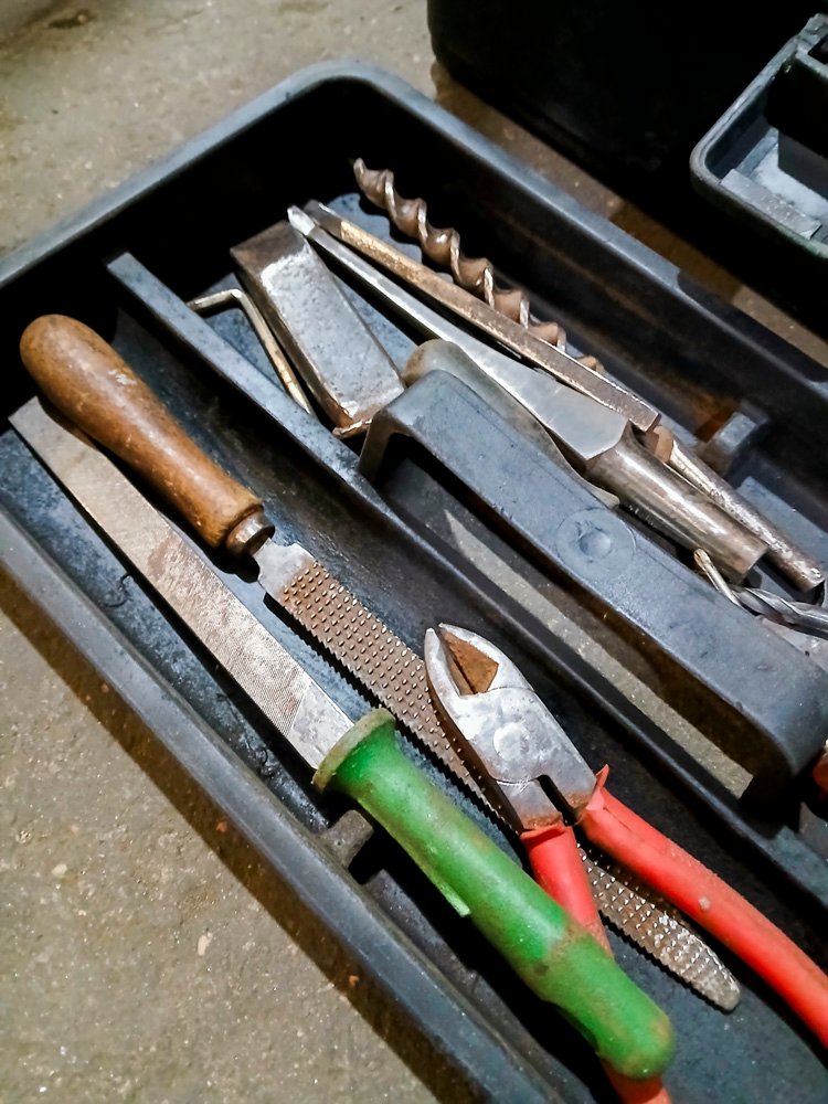 Caja con herramientas: mechas, pinzas y más - imagen 5