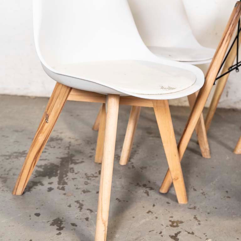 Mesa de comedor circular y sillas en mal estado - imagen 3
