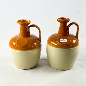Lote siguiente: Dos Porrones de Gres Marrón y Beige