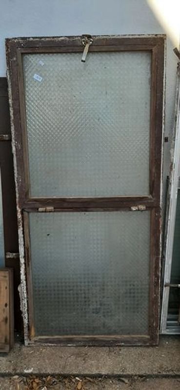 Ventana de hierro con vidrios y marco de madera - imagen 1