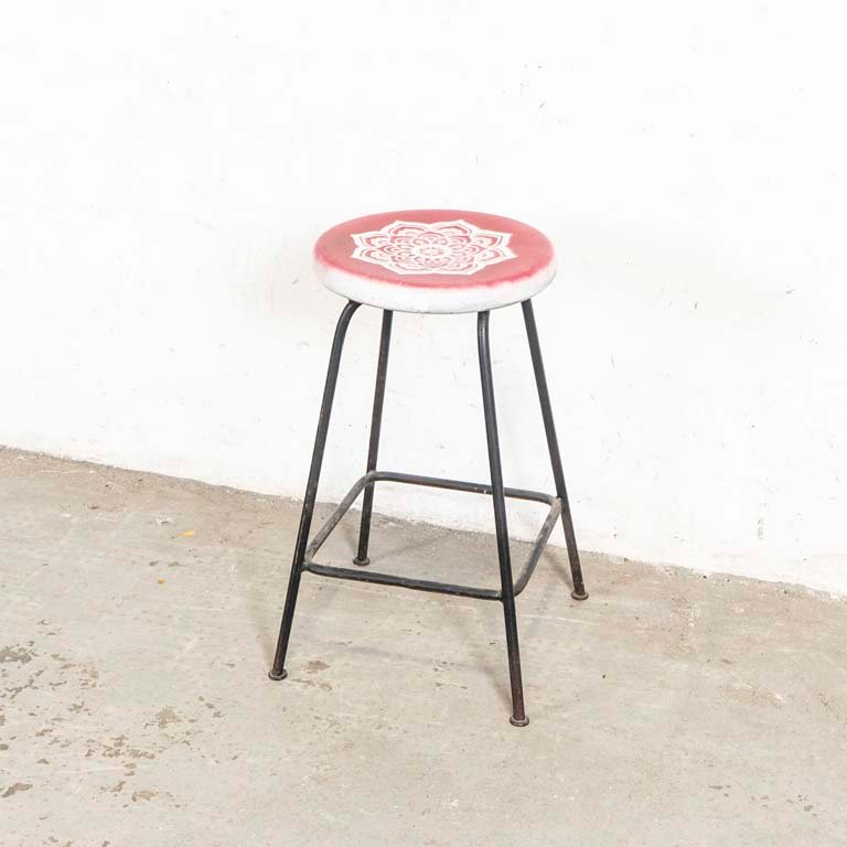 Lote siguiente: Baco alto de madera y hierro con detalles en la pintura