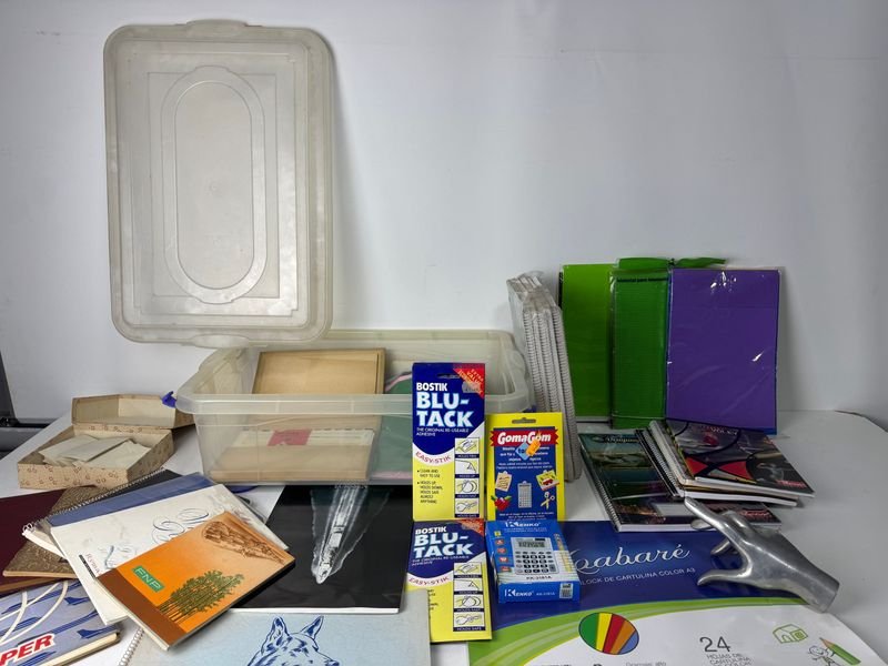 Lote siguiente: Lote de papelería y artículos escolares en excelente estado