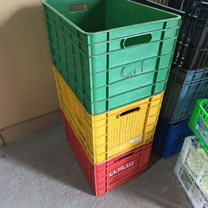 Lote de 12 Cajones Plásticos Apilables de Colores Varios - imagen 2
