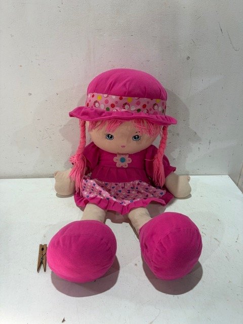 Muñeca de Peluche Grande con Vestido Rosa y Sombrero