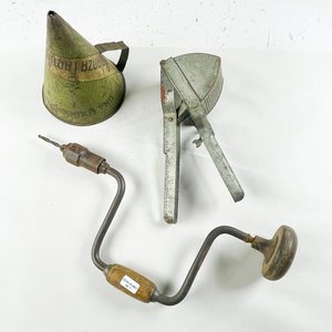 Lote de 3 piezas: Embudo de chapa, puretera y taladro manual antiguo - imagen 2