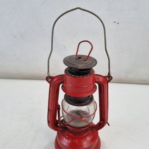 Antiguo Farol a Queroseno Vintage de Chapa Roja con Vidrio y Asa - imagen 2