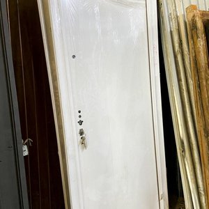 Lote siguiente: Dos puertas de frente chapa color blanco con detalle, una de ellas sin cerraduras 203 x 90 cm