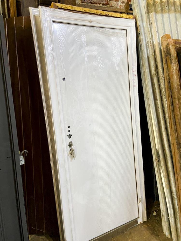 Dos Puertas de Frente de Chapa Blancas con Cerraduras y Llaves