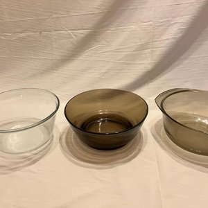 Lote de tres fuentes y bowls de vidrio - imagen 3