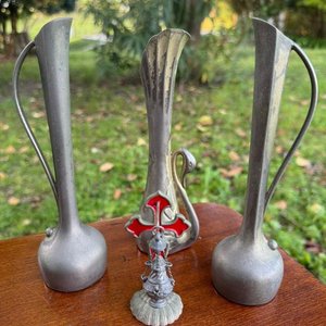 Lote anterior: 3 jarrones de adorno soliflore en peltre con un estilo Art deco y una cruz con un botafumeiro representativo de la catedral de Santiago de Compostela.