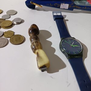 Lote de Reloj Swatch, Abanico Decorado y Monedas Varias - imagen 6