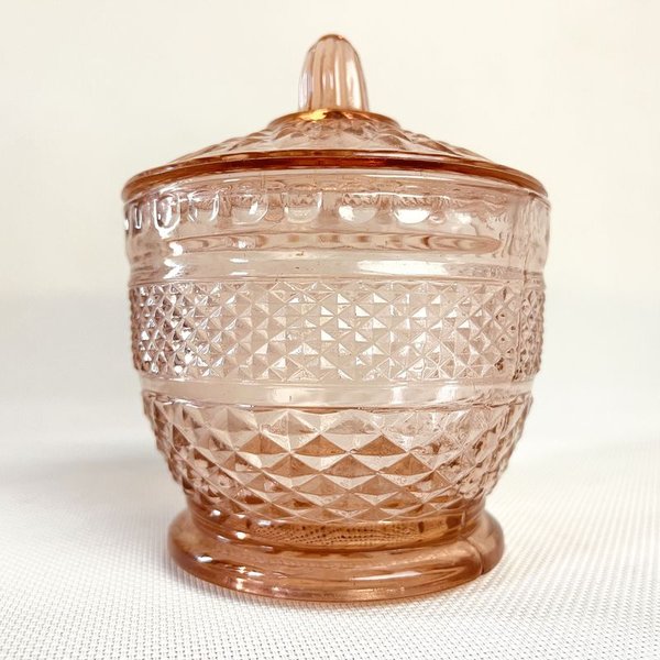 Pote de vidrio rosa labrado con tapa antigua - imagen 2