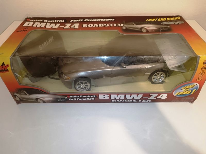 Lote anterior: BMW Z4 Roadster con control remoto y luces en su caja original